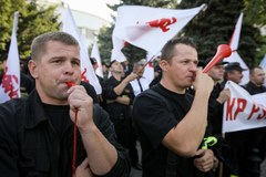 Mundurowi przed Sejmem. Protestują przeciw obniżeniu zasiłków chorobowych