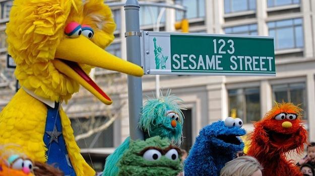 Muppety - na czele z Wielkim Ptakiem - będą walczyć z planami likwidacji mediów publicznych w USA /materiały prasowe