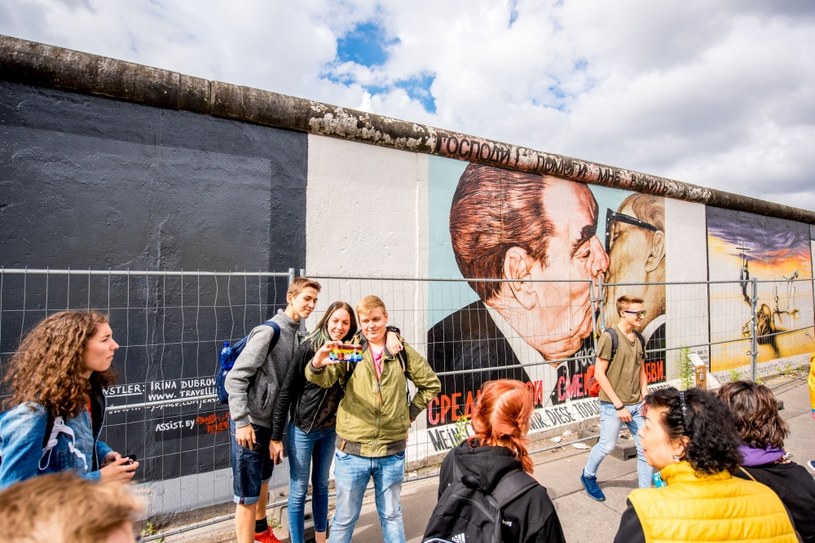 Mur berliński do 1989 roku oddzielał Berlin Zachodni od NRD. Niewiele jest jego pozostałości /123RF/PICSEL
