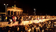 Mur Berliński, tysiące ludzi pod Bramą Brandenburską po obaleniu muru berlińskiego, 9 XI 1989 r /Encyklopedia Internautica