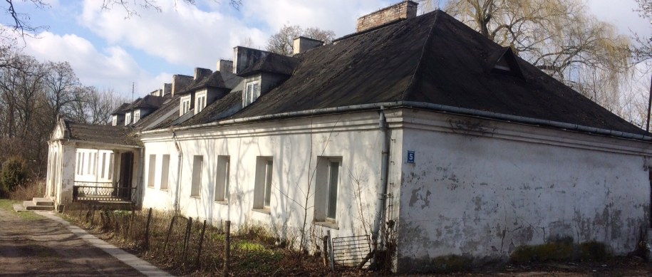 Mur okalający skarpę, na której stoi dworek wali się i stanowi zagrożenie dla przechodniów i samochodów. /Krzysztof Kot /RMF FM