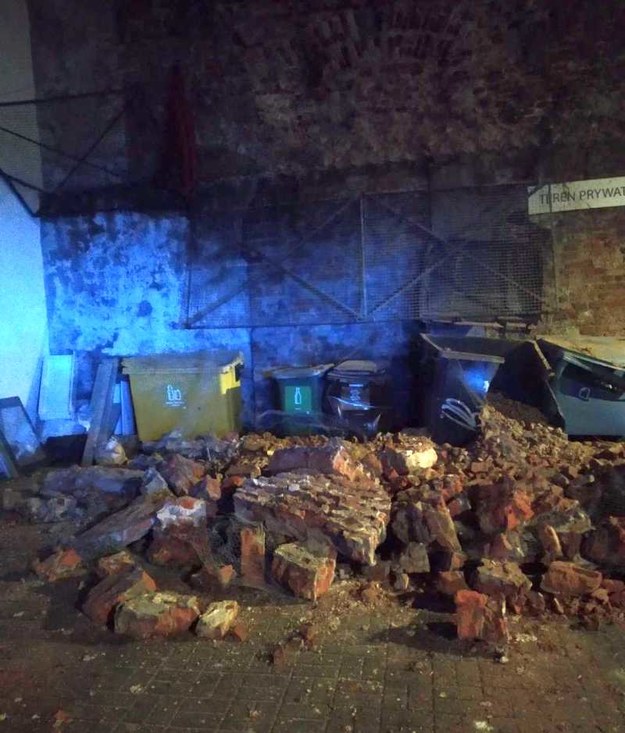 Mur uszkodził auta i śmietniki /Straż Miejska