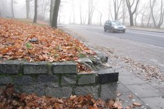 Mur zbudowany z nagrobków w centrum Szczecina