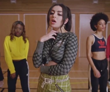 Mura Masa i Charli XCX w teledysku "1 Night"
