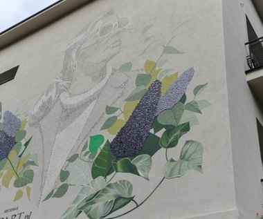 Mural Agnieszki Osieckiej odsłonięty. Kto pojawił się na uroczystości?