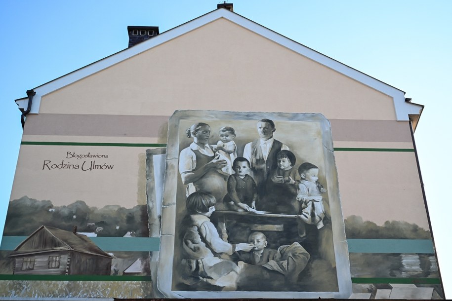 Mural Arkadiusza Andrejkowa "Błogosławiona Rodzina Ulmów z Markowej" odsłonięto w Rzeszowie /Darek Delmanowicz /PAP