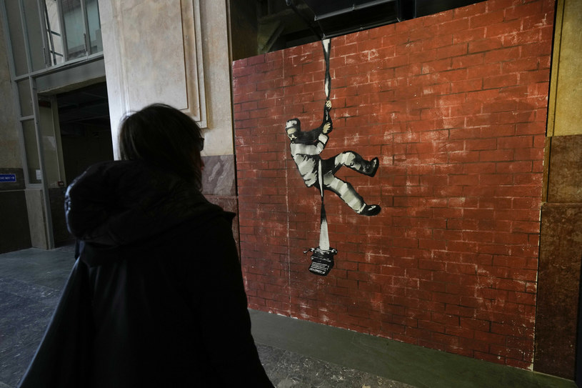 Mural autorstwa Banksy'ego przedstawiający ucieczkę z więzienia w Reading /AP/Associated Press /East News