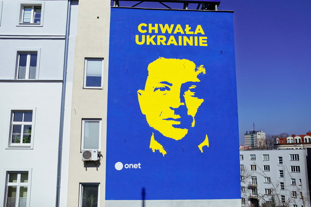 Mural "Chwała Ukrainie" z wizerunkiem prezydenta Ukrainy Wołodymyra Zełenskiego  na jednym z bloków przy moście Poniatowskiego w Warszawie /Albert Zawada /PAP