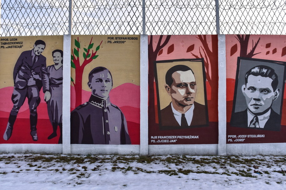 Mural ku czci oficerów państwa podziemnego na ogrodzeniu Zakładu Karnego w Zamościu /Wojtek Jargiło /PAP