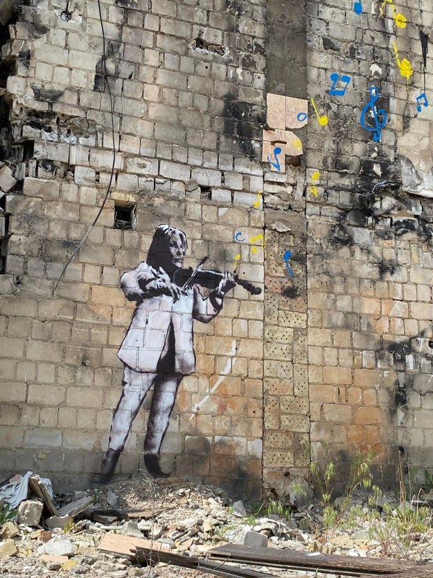 Mural: Młoda skrzypaczka, w ruinach gra ukraińską melodię, fot. Tomasz Terlikowski /RMF FM