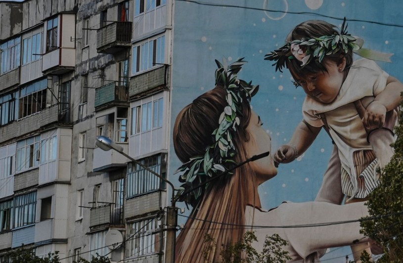 Mural na budynku mieszkalnym w Bachmut w obwodzie donieckim, 25 września 2022 r. /JUAN BARRETO /AFP