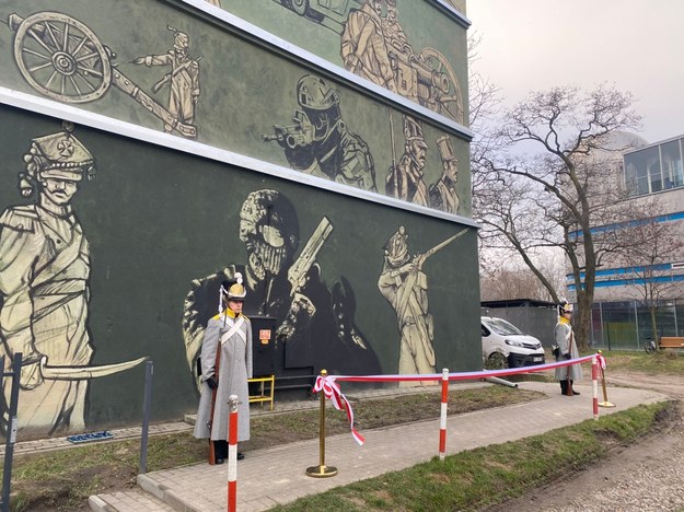 Mural na ścianie warszawskiej szkoły podstawowej /Magdalena Grajnert /RMF FM