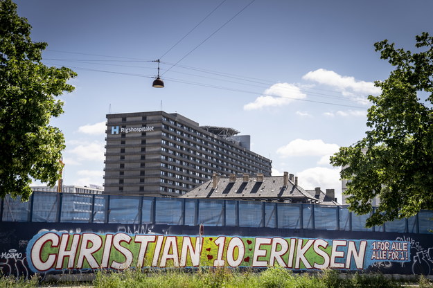 Mural namalowany niedaleko szpitala w którym przebywa Christian Eriksen /Mads Claus Rasmussen /PAP/EPA