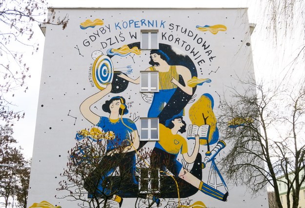 Mural przedstawiający Mikołaja Kopernika jako studenta olsztyńskiego uniwersytetu, prezentowany na ścianie domu studenckiego w miasteczku akademickim Kortowo w Olsztynie /Tomasz Waszczuk /PAP