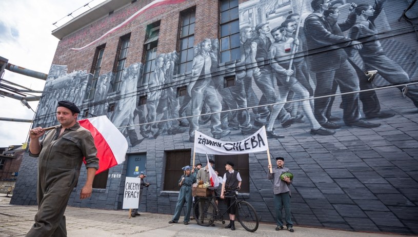 Mural upamiętniający 60. rocznicę Poznańskiego Czerwca '56 na budynku Zakładów Cegielskiego przy ul. 28 Czerwca 1956 r. na poznańskiej Wildzie /Marek Zakrzewski /PAP
