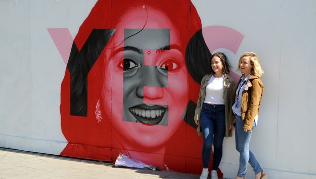 Mural w Dublinie przedstawiający Savitę Halappanava. Kobieta zmarła w Irlandii w wyniku komplikacji ciążowych. Stała się twarzą zwolenników liberalizacji prawa aborcyjnego /AIDAN CRAWLEY  /PAP/EPA