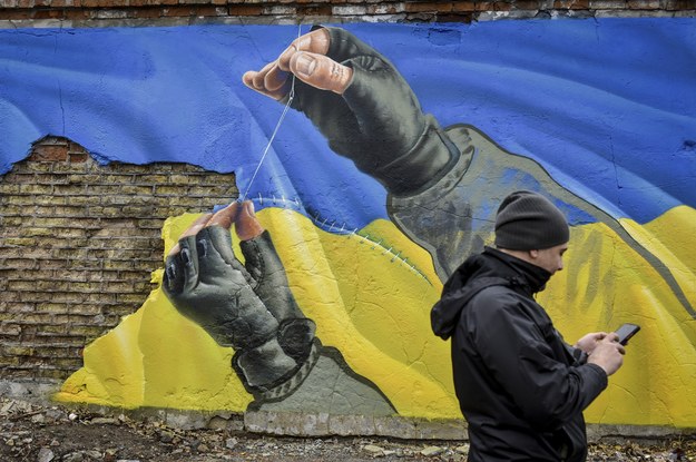 Mural w kolorach ukraińskiej flagi w Kijowie /OLEG PETRASYUK /PAP/EPA