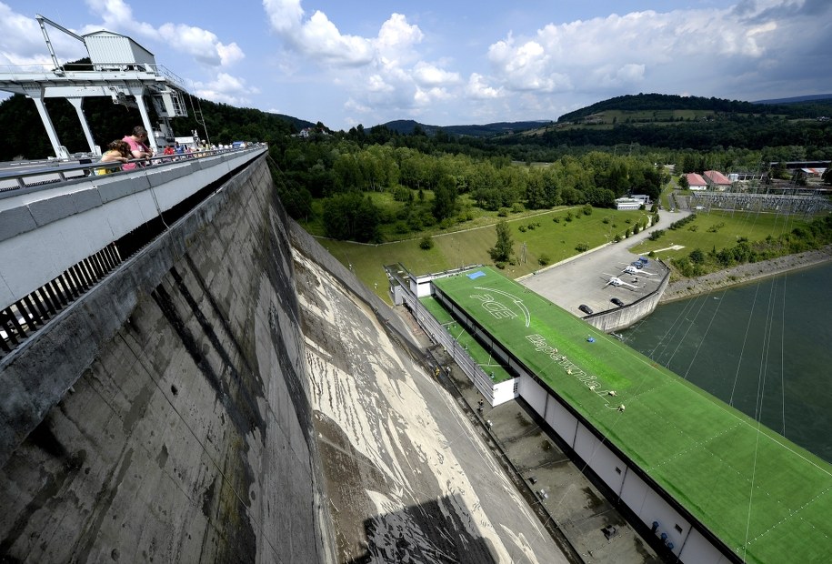 Mural w Solinie powstaje przy użyciu wody pod ciśnieniem sięgającym 250 barów. /Darek Delamanowicz /PAP