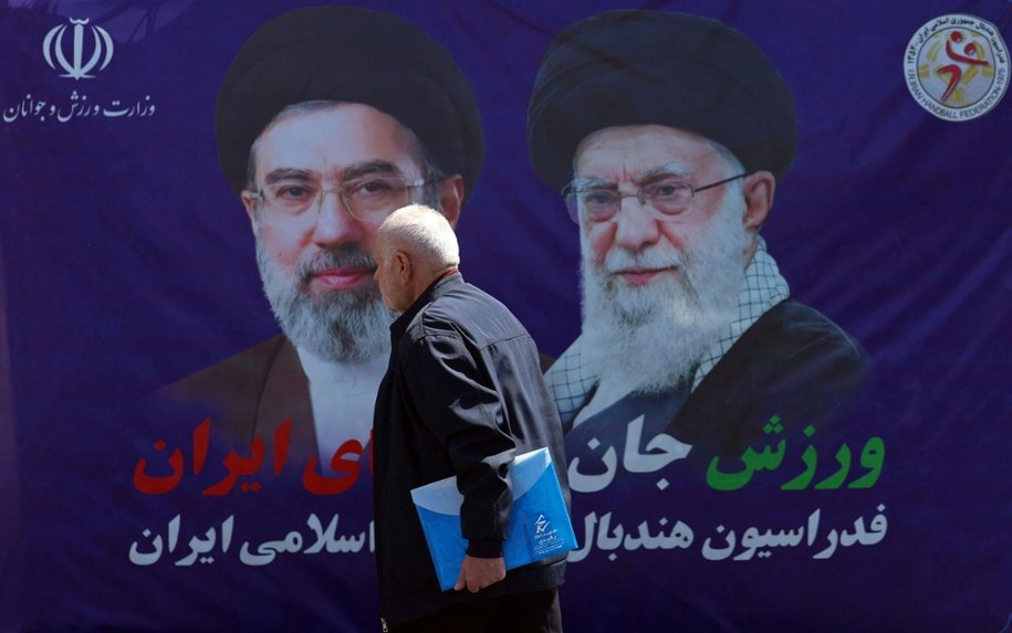 Mural w Teheranie z wizerunkiem Modżtaby Chameneiego, obecnego przywódcy Iranu, i jego zabitego ojca, Alego Chameneiego (zdjęcie 15 kwietnia 2026 r.) /AFP /East News