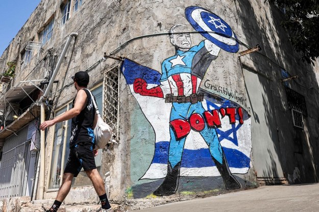 Mural w Tel Awiwie przedstawiający Joe Bidena, jako Kapitana Amerykę. Przywódca USA trzyma tarczę z symbolem Gwiazdy Dawida. Na malunku jest też napis "don’t", nawiązujący do słów Bidena "nie róbcie tego". Amerykański przywódca w ten sposób bezpośrednio zwracał się do władz w Teheranie, aby nie rozpoczynały ataku na Izrael. /JACK GUEZ /East News