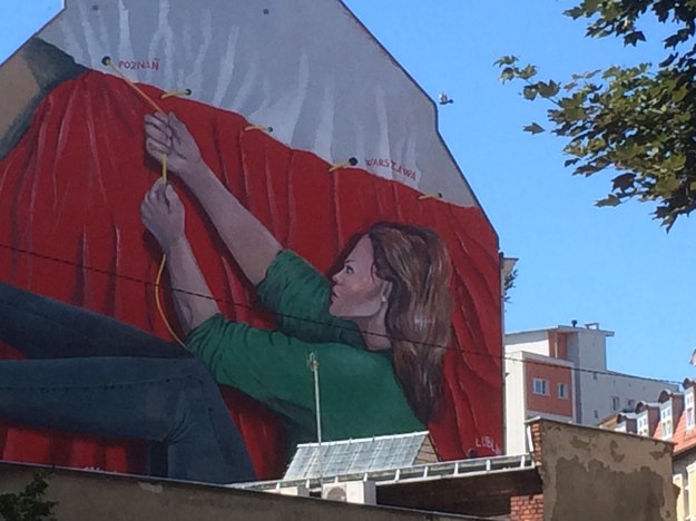 mural włoskiego artysty Mauro Palotty przedstawiający kobietę zszywającą polską flagę /Mateusz Chłystun /RMF FM