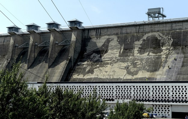 Mural wykonywany jest techniką "clean graffiti" /Darek Delmanowicz /PAP