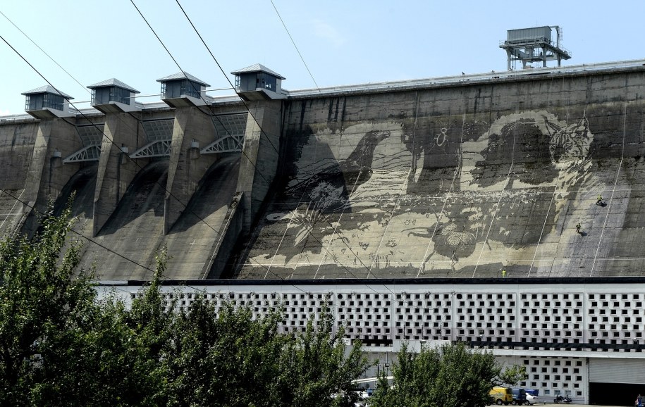 Mural wykonywany jest techniką "clean graffiti" /Darek Delmanowicz /PAP