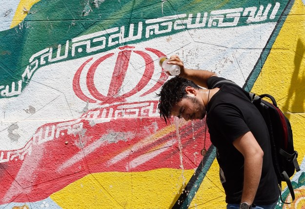 Mural z flagą Iranu w Teheranie /Abedin Taherkenareh   /PAP/EPA