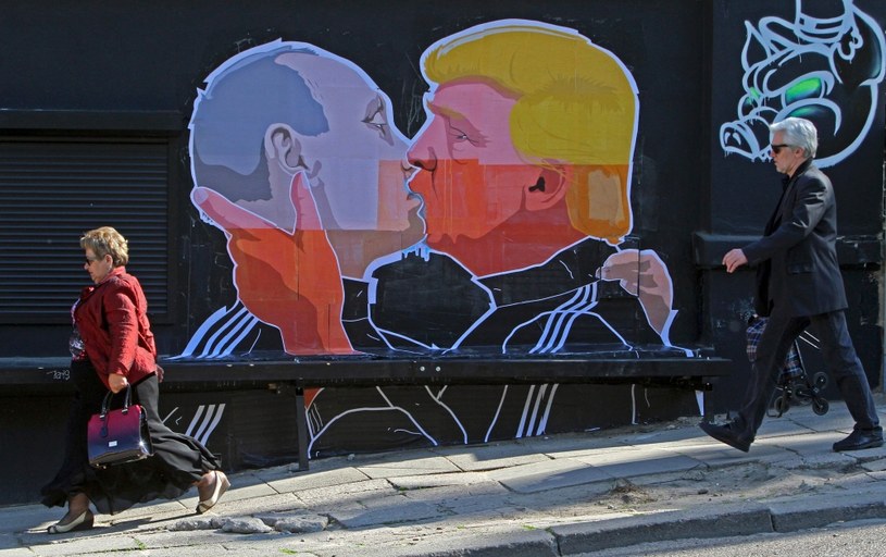 Mural z pocałunkiem Trumpa i Putina /PETRAS MALUKAS /AFP