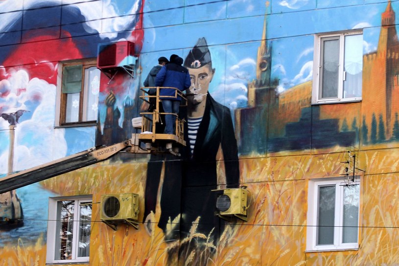 Mural z podobizną Władimira Putina na jednym z budynków w Sewastopolu /AFP