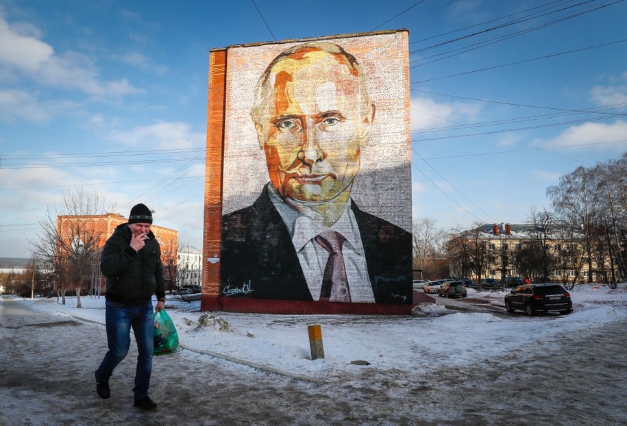 Mural z Putinem na budynku w okolicach Moskwy /YURI KOCHETKOV /PAP/EPA