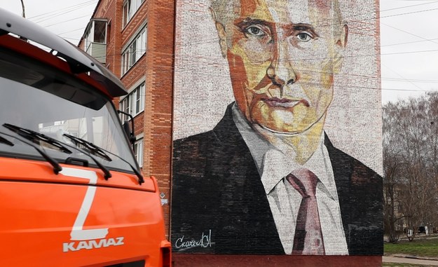 Mural z Putinem na ulicy jednego z rosyjskich miasteczek /MAXIM SHIPENKOV    /PAP/EPA