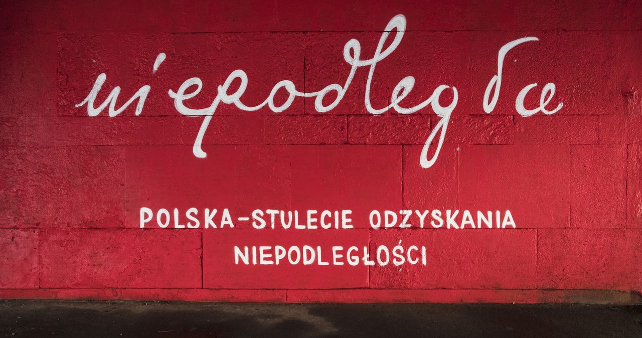 Mural z symbolem "Niepodległej" /Andrzej Hulimka  /Reporter