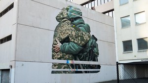 Mural z ukraińskim żołnierzem wywołał burzę. Artysta musiał go zamalować