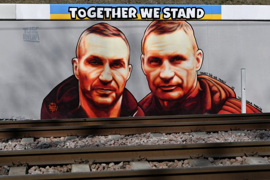 Mural z wizerunkiem braci Kliczko w Gdańsku. /Adam Warżawa /PAP