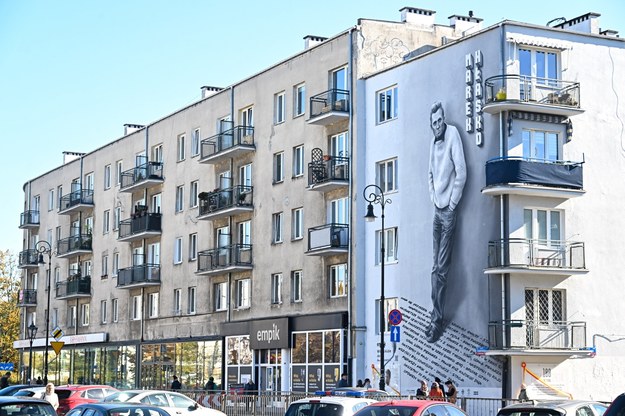 Mural z wizerunkiem Marka Hłaski /Radek Pietruszka /PAP