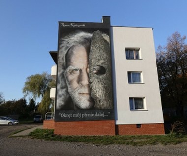 Mural z wizerunkiem Romana Kostrzewskiego w Bytomiu. "Okręt mój płynie dalej"