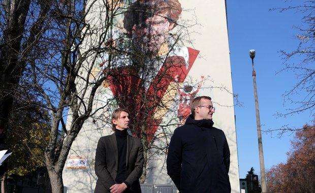 Mural z wizerunkiem Włodzimierza Smolarka przy stadionie Widzewa Łódź