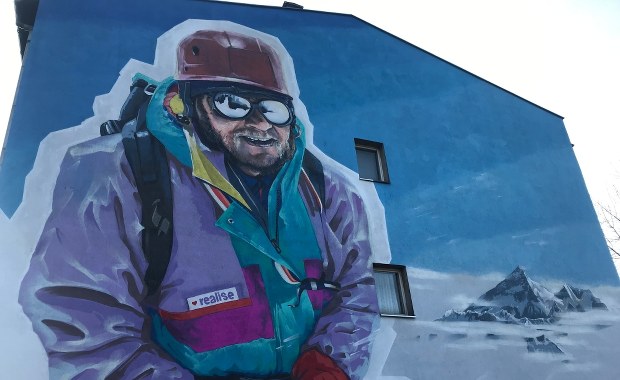 Mural z wybitnym himalaistą Jerzym Kukuczką odsłonięto w Katowicach