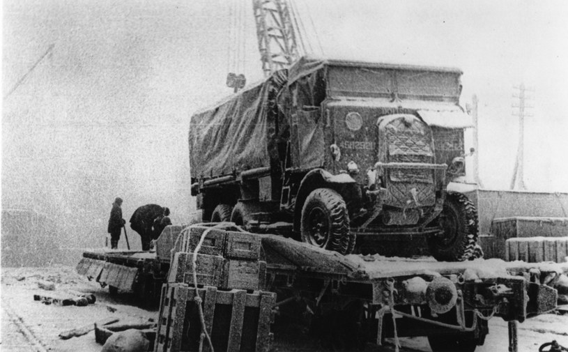 Murmańsk - dostawa amerykańskich ciężarówek zimą 1943 roku /East News