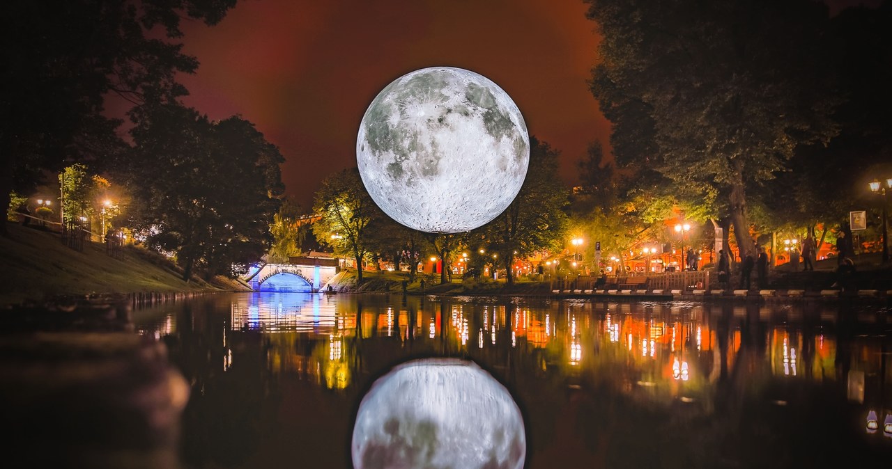 Museum of Moon to instalacja podróżująca po całym świecie. Niezależnie od szerokości geograficznej cieszy się ona ogromną popularnością! /materiały prasowe