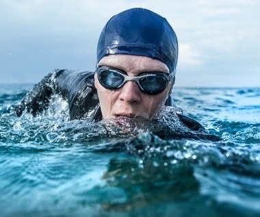 "Musiałem od zera nauczyć się pływać kraulem, wcześniej pływałem trochę żabką. Chodziłem na basen. Koordynator kaskaderów uczył mnie techniki. Do tego wykonywałem ćwiczenia na siłowni. Naturalnie rower i bieg to technika łatwiejsza do opanowania niż pływanie" - powiedział Gierszał w rozmowie z  PAP Life.

