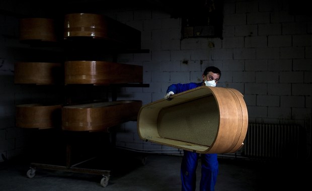 Musieli płacić 55 euro za pomodlenie się koło trumny ofiary koronawirusa