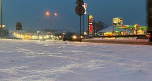 "Musimy bardzo uważać". Trudny poranek na drogach