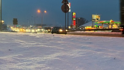 "Musimy bardzo uważać". Trudny poranek na drogach