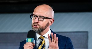 "Musimy zachować zimną krew". Były premier Ukrainy krytykuje odsyłanie orderów