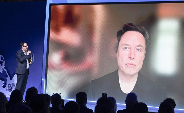 Musk mówi z ekranu: Europę czekają masakry