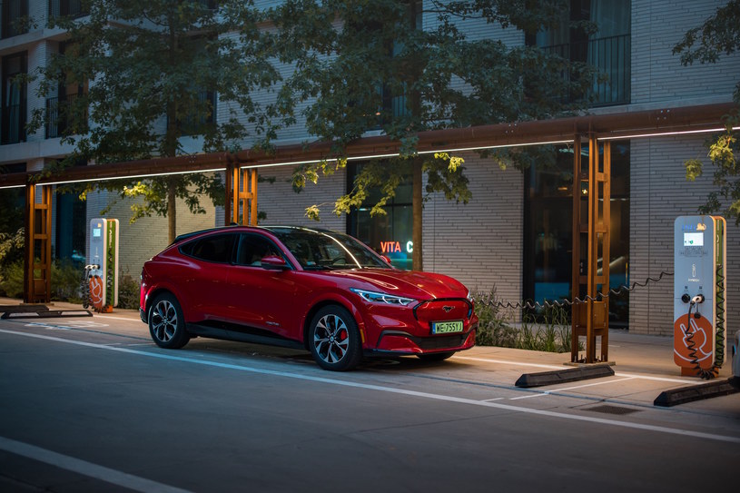 Mustang Mach-E zwraca uwagę designem, nawiązującym do swego sportowego dziedzictwa /materiały promocyjne