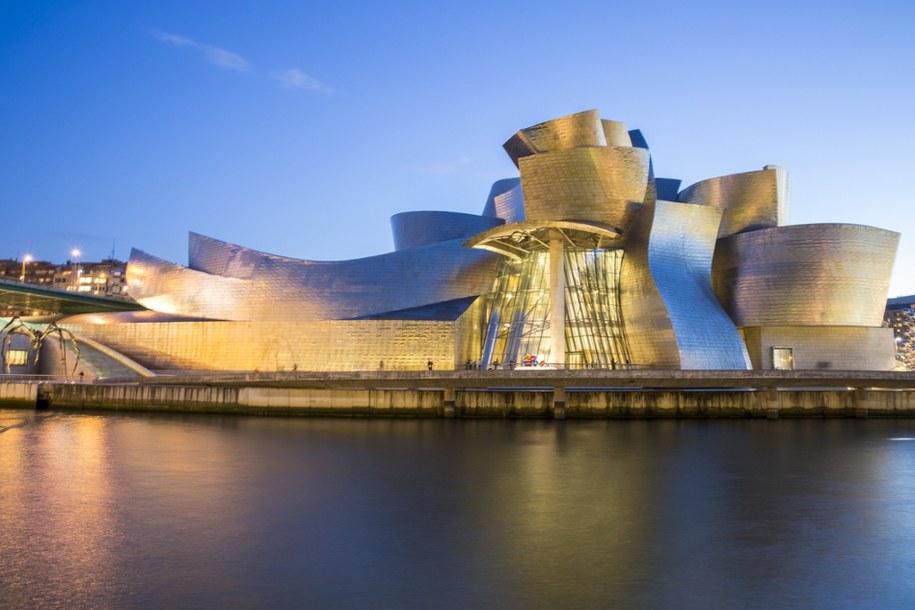 Muzeum Guggenheima w Bilbao /Shutterstock