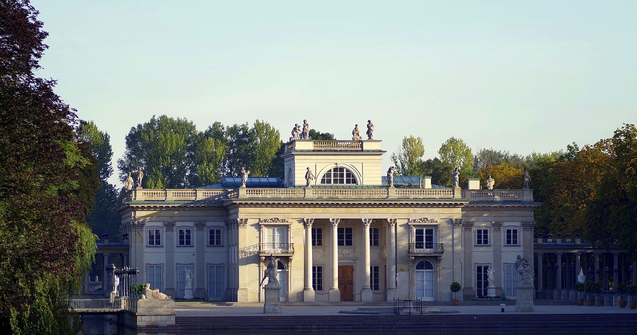 Muzeum Łazienki Królewskie w Warszawie bierze udział w akcji „Darmowy Listopad w Rezydencjach Królewskich” 2024.